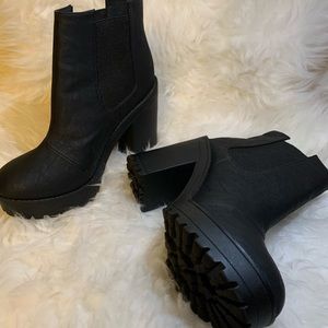 BLACK HEELED BOOTIES